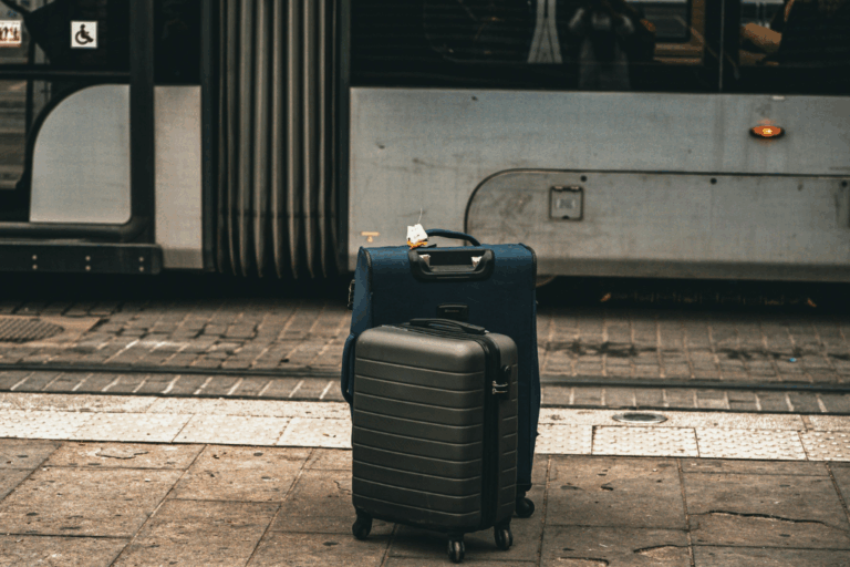 ¿Cómo se determina la competencia judicial en los desplazamientos transnacionales de trabajadores?