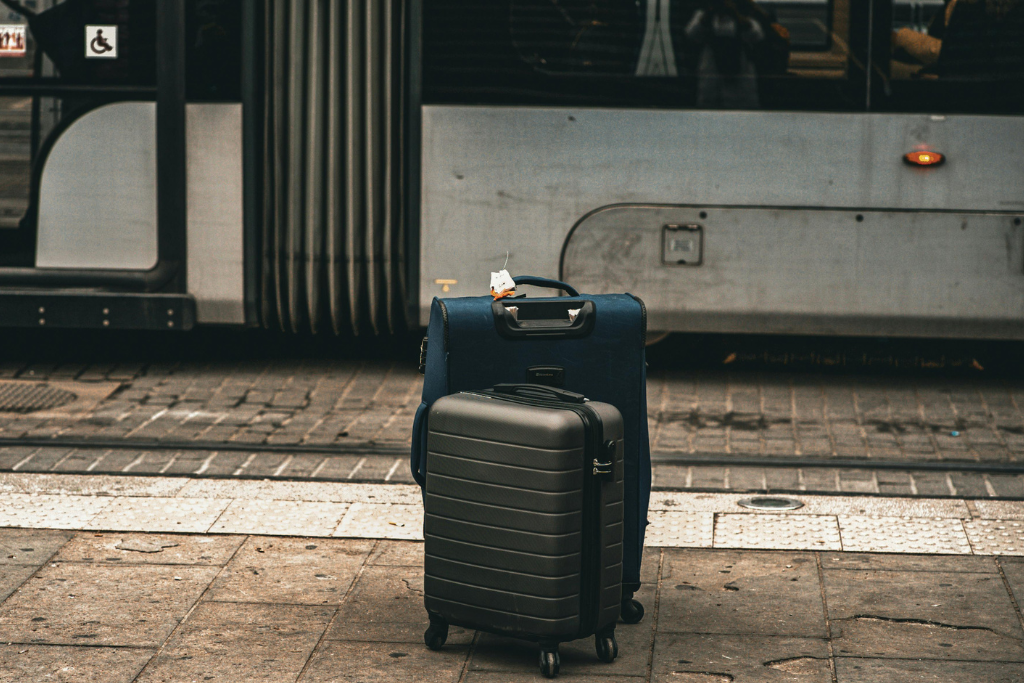 ¿Cómo se determina la competencia judicial en los desplazamientos transnacionales de trabajadores?