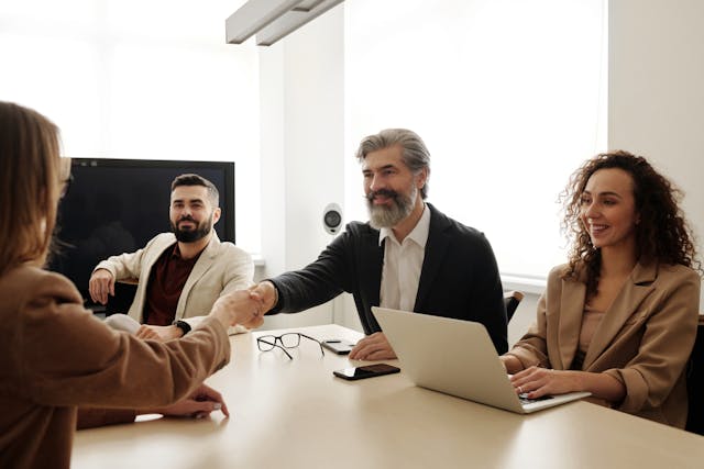 ¿Puede una empresa despedir a un trabajador si detecta que ha usado indebidamente su descuento de empleado?
