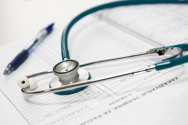 ¿Se debe reincorporar un trabajador a su puesto pese a haber impugnado el alta médica?