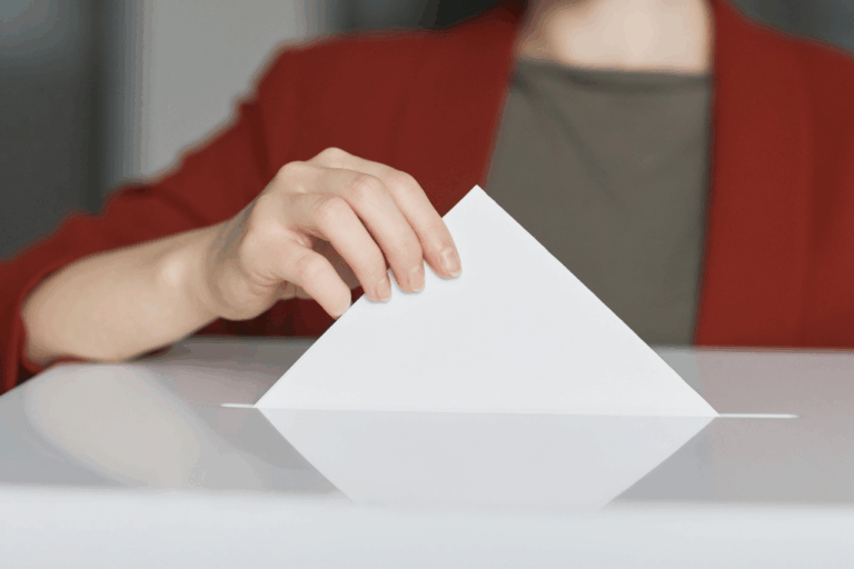 ¿Puede un representante legal de los trabajadores, el cual ha sido despedido, presentarse a elecciones sindicales como elector y elegible?